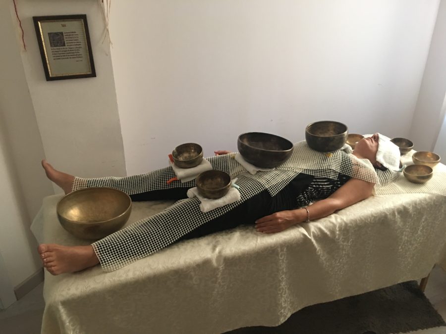 Trattamento vibrazionale con campane tibetane