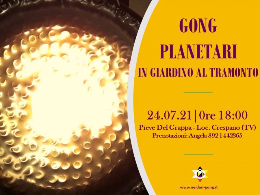 Gong planetari in giardino al tramonto