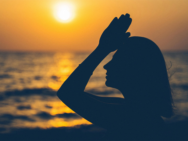 Una vera vacanza rigenerante per corpo e spirito, nell’incantevole Val di Sole! Ingredienti speciali: fitti boschi di aghifoglie, praterie alpine d’alta quota, cristalline acque di torrenti e laghi pittoreschi, cascate piccole e grandi, candide nevi perenni, spazi incontaminati abitati da cervi, stambecchi, camosci e caprioli, mentre nel cielo terso si libra maestosa l’aquila reale. PROMO: Pratiche quotidiane di Yoga, Meditazione e Rilassamento guidato: per tutta la settimana solo 180 euro per iscrizioni entro il 21 LUGLIO ! Successivamente 290 euro. Salvo esaurimento posti Attività: Yoga multilevel incentrato sulla respirazione (adatto anche ai principianti), Meditazione e Mindfulness in natura, semplici escursioni in luoghi di indescrivibile bellezza, relax e benessere in SPA. Location incantevole: soggiorno in confortevole hotel con Centro Benessere. Abbiamo selezionato una struttura che pur non essendo costosa né pretenziosa offre davvero servizi di qualità: idromassaggio, sauna, bagno turco, thermarium, solarium… e altro ancora! Per altre info continua a leggere oppure chiamaci direttamente, è la cosa migliore! (388.9395762) QUANDO: Dal 03 al 10 agosto oppure 10 al 17 agosto o anche dal 17 al 24 agosto 2024 (con piccole variaz. di costo) PROMO: Pratiche quotidiane di Yoga, Meditazione e Rilassamento guidato: per tutta la settimana solo 180 euro per iscrizioni entro il 21 LUGLIO! Successivamente 290 euro. Salvo esaurimento posti Soggiorno in Wellness Hotel: Mezza Pensione (Pernottamento + Colazione a Buffet + Cena): 89 € a persona al giorno – Totale per 7 notti: 623 € Camera uso singola: 124 € al giorno – Totale per 7 notti: 868€ (disponibili poche camere) Massaggi, Centro Wellness, Piscina: da regolare a parte PERCHÈ PARTECIPARE: Le Dolomiti con i loro scenari di incomparabile bellezza aprono il cuore, facilitano la connessione interiore e la concentrazione, donano vigore ed energia al corpo fisico. Una vacanza nelle Dolomiti potrebbe bastare a se stessa, ma con lo Yoga e la Meditazione acquista tutt’un altro sapore… Una festa sensoriale, di profumi e di essenze, una festa del respiro, molto al di là dell’ossigenazione. Un ambiente rinfrescante, lontano dall’afa, dal caldo torrido opprimente e dal traffico. Respirare a pieni polmoni in alta montagna moltiplica le forze ed aumenta gli “ormoni del benessere”. Una festa per lo spirito, una nuova possibilità per ritrovarsi e mettersi alla prova in un contesto amichevole. È sempre sorprendente scoprire le nostre affinità elettive con chi credevamo un perfetto sconosciuto… ed è sempre una gioia incontrare nuove amicizie Yogiche! Lo yoga nella Natura è un’esperienza molto diversa dallo yoga in sala, dona un livello di coinvolgimento molto profondo e più autentico. Si sperimenta realmente la connessione con gli elementi primordiali (terra, aria, acqua, fuoco). Sempre più persone si avvicinano a questo tipo d’esperienza che verrà poi custodita nella memoria emozionale del praticante e darà nuova linfa alla pratica autunnale e invernale. E dopo aver praticato e camminato, cosa c’è di meglio che una bella sauna o un idromassaggio rilassante? Benessere totale garantito! PRATICA DI YOGA, RESPIRAZIONE E MEDITAZIONE: Il vero Wellness, come sa ogni praticante, è dato dalle rigeneranti sedute di Sadhana Yoga e Raja Yoga, la Meditazione di Consapevolezza e quella Guidata… Lo Yoga in alta Montagna assurge a pratica quasi divina, trovando il contesto ambientale giusto (e le Dolomiti sono perfette!). Pensiamo solo alla qualità dell’aria, alla incredibile forza “pranica” presente in queste incontaminate vette e valli… Lo yoga dolomitico è infatti molto centrato proprio sul Pranayama: il complesso di esercizi respiratori trasmesso dagli antichi maestri himalayani. Noi li abbiamo seguiti per anni proprio per carpirne gli insegnamenti ed i segreti. E se le Dolomiti non sono l’Himalaya… garantiscono comunque una qualità della Respirazione totale! Le pratiche saranno accessibili anche per i principianti, meglio se motivati. Basta un pò di pazienza e di applicazione, e il resto verrà da sé. TIPI DI YOGA E ALTRE PRATICHE: • DYNAMIC HATHA YOGA, VINYASA FLOW • Hatha Yoga Classico – trad. Shivananda / Satyananda) • Yin Yoga per assaporare il piacere della Meditazione nelle Asanas • Pratica della Walking Meditation – La meditazione camminata di tradizione Zen • Meditazione Occidentale ( e MINDFULNESS di base) • Yoga all’Alba: per chi vorrà, almeno qualche volta sarà bellissimo provare questa indimenticabile e terapeutica sessione di pratica nell’ora più ricca di forza vitale “pranica” secondo l’antico insegnamento dei maestri Rishi indiani. • Per chi è interessato faremo anche energetiche sessioni di Yoga e Meditazione della Risata. DOVE SAREMO: La Val di Sole Questa meravigliosa valle baciata dal sole confina a Nord con il gruppo Ortles-Cevedale cioè con il Parco Nazionale dello Stelvio e di conseguenza con le valli di Pejo e Rabbi. A Ovest con il gruppo Presanella –Adamello perciò con il Parco naturale Adamello –Brenta e naturalmente con il Passo del Tonale. A Sud con le Dolomiti di Brenta e perciò con Madonna di Campiglio. Pensiamo anche di compiere alcune fantastiche escursioni allo STELVIO. Parco Nazionale dello STELVIO Fitti boschi di aghifoglie, cristalline acque di torrenti e laghi, candide nevi perenni, dipingono, tra vallate e cime alpine, gli incantevoli paesaggi del Parco Nazionale dello Stelvio. Vasti panorami dove cervi, stambecchi, camosci e caprioli trovano spazi incontaminati dove rifugiarsi, mentre nel cielo terso si libra maestosa l’aquila reale. In ogni stagione le valli di Rabbi e di Peio offrono colori indimenticabili: il silenzioso bianco dell’inverno, il tenero verde della primavera, il caldo azzurro dell’estate e il rosso antico delle foglie d’autunno. Un’esperienza escursionistica unica per tutti gli appassionati di montagna e per gli amanti dello spettacolo della Natura. VIDEO (sulle Dolomiti di Brenta): https://www.youtube.com/watch?v=Elq6oDSx7Ac VIDEO (Lago di Tovel): https://www.trentino.com/it/video/il-lago-di-tovel/ PROGRAMMA BASE, GIORNATA TIPO: ore 8 – 9.30 circa (ma qualche volta potremmo decidere insieme di praticare anche all’alba, facoltat.): Yoga e Meditazione nel Bosco oppure Jogging soft e poi Yoga a metà mattinata direttamente in montagna Praticheremo un programma piuttosto variegato, tendenzialmente dinamico e di risveglio energetico e pranico. ore 10 – 16.30 tempo libero in autonomia oppure insieme al resto del gruppo (Escursioni, Camminate per sentieri, visite a borghi e percorsi naturalistici, Sport vari (Nordic Walking, MTB, giri in bici, ecc..) Verranno proposti giornalmente itinerari di visita e pratiche di Yoga e Meditazione lungo i numerosi sentieri, pianori, parchi, malghe, cascate, ecc… Si è in alta montagna quindi praticare è l’ideale, anche come temperatura, a patto di scegliere i posti giusti… ed ombreggiati. Per chi avrà voglia di aggregarsi, sarà un bel modo per creare un bel gruppo affiatato ed in armonia. In serata si potrà praticare la Meditazione in Notturna oppure Yoga Nidra per il rilassamento guidato, ma anche altre attività di gruppo (dallo Yoga Dance, alla Meditazione della risata e comicoterapia, fino ad Elementi di Filosofia Orientale e Medicina Naturale). COME ARRIVARE: Da Nord e da Sud: Autostrada A22 del Brennero. Uscendo dal casello di S. Michele all’ Adige svoltare a destra imboccando la SS43 della Valle di Non e successivamente la SS42 del Tonale e seguire l’indicazione Cles, Malè. Da Milano – Torino: Chi proviene dal Nord-ovest ( Milano – Torino ) può raggiungere la Val di Sole attraverso il Passo del Tonale. In questo caso autostrada A4 Milano-Venezia fino a Seriate uscire e seguire l’indicazione Passo Tonale. Oltrepassato il passo si scende in valle e si segue l’indicazione Malè. In Treno Fino a Trento con le Ferrovie dello Stato; poi con la Ferrovia Trento-Malè fino a Malè (collegamento comodo, efficiente e piuttosto frequente). Conduzione: Gerri Marchese e collaboratori. Gerri Gerardo Marchese: Operatore Zen Shiatsu, insegnante Yoga e Meditazione. Formazione Shivananda e Satyananda, e successivamente Kundalini Hormonal Yoga. Formazione scientifica di base (facoltà di Medicina Univ. Bo. interrotta al 4° per dedicarsi alle Medicine Orientali e Yoga terapeutico). Ha in particolare approfondito l’aspetto anatomico, neuro-fisiologico e biochimico degli esercizi Yoga, dei Kriya Kundalini e del Pranayama, e successivamente della Meditazione e Mindfulness Mbsr. Ha avvicinato allo Yoga e alla Meditazione svariate centinaia di allievi (soprattutto principianti) in oltre 200 ritiri e corsi intensivi realizzati in oltre 20 anni, anche a titolo gratuito o come volontariato. Allievo e collaboratore della maestra Carla Perotti per oltre 11 anni, ha condotto gruppi soprattutto in Viaggi, Ritiri e Vacanze Benessere sia in Italia che all’Estero. Predilige le pratiche nella natura, in località turistiche e luoghi perlopiù incontaminati: boschi, montagne, antichi sentieri e vie di pellegrinaggio. Recentemente ha ripreso il percorso degli studi universitari approfondendo la PNEI (PsicoNeuroEndocrinoImmunologia) applicata alle Discipline Olistiche ed allo Yoga e Meditazione (Scuola Naturopatia Urbino). Collabora con diverse associazioni in Italia ed all’Estero ed opera professionalmente anche online. vedi anche:https://yogafun.it/about-us/ INFO ed ISCRIZ. tel. 388/9395762 (anche sms) yogafun.italindia@gmail.com