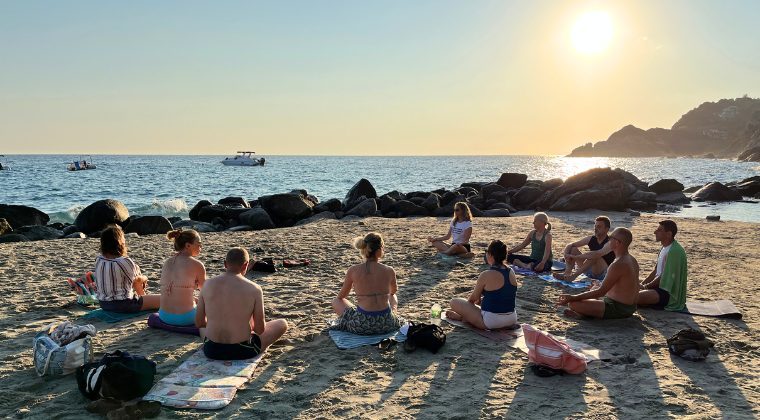 Il magico connubio tra yoga e isole