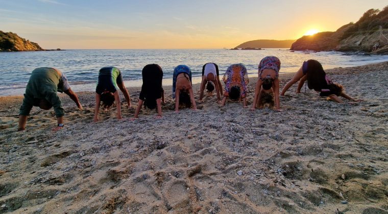 Il magico connubio tra yoga e isole