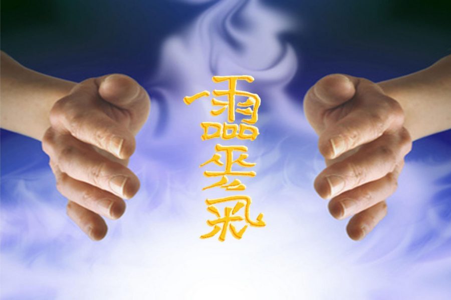 Mani che trasmettono energia durante una sessione di Reiki a Forlì