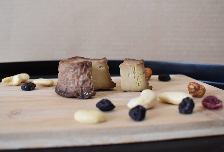 Tavola ricca di piatti vegetali colorati, freschi e invitanti che celebrano la vitalità della natura