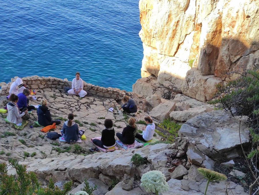 Ritiro yoga Magyca a Capo Galera Alghero tra scogliere e macchia mediterranea