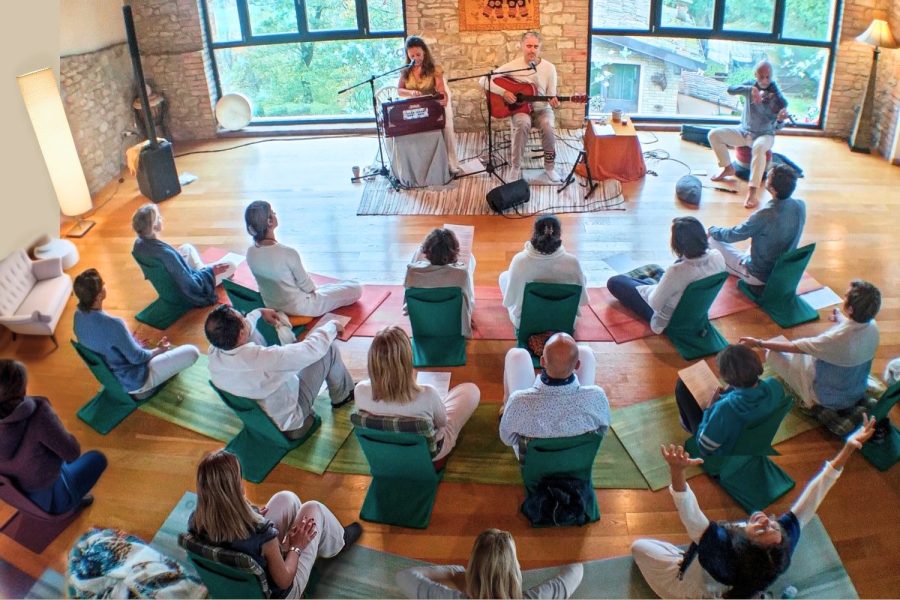 Ritiro di risveglio spirituale e mantra ad Assisi con Nitya e Ninad