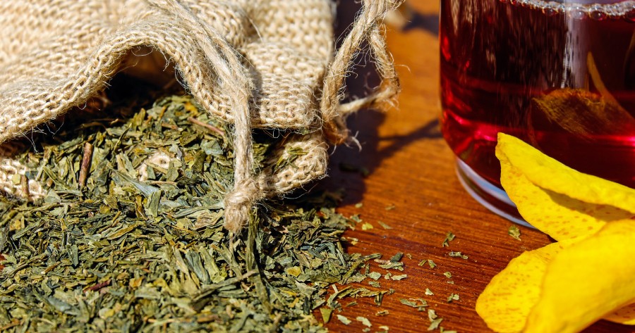 Erbe officinali primaverili per la depurazione epatica naturale secondo la naturopatia