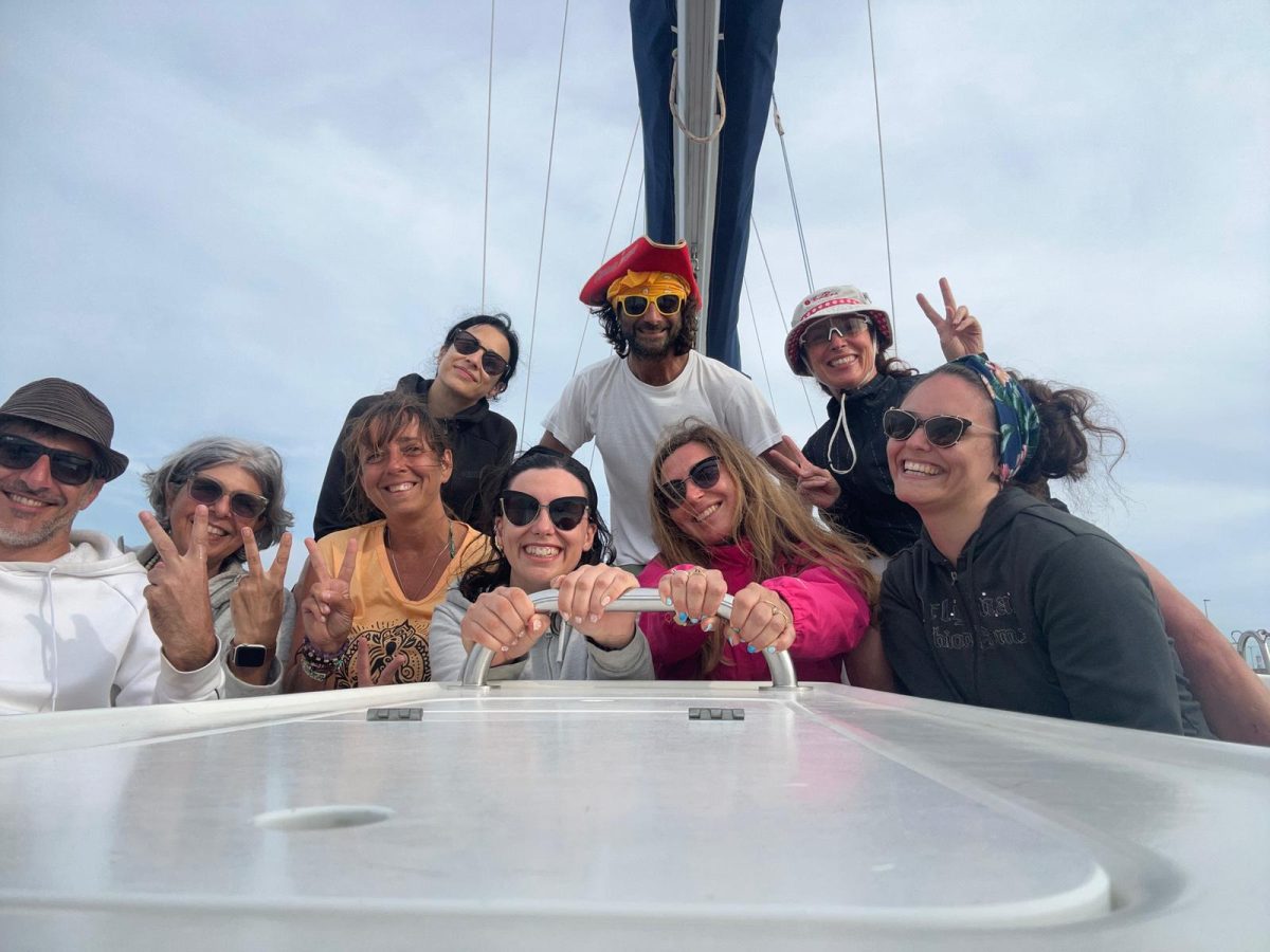 Esperienza di yoga in barca a vela al largo dell'Isola del Giglio